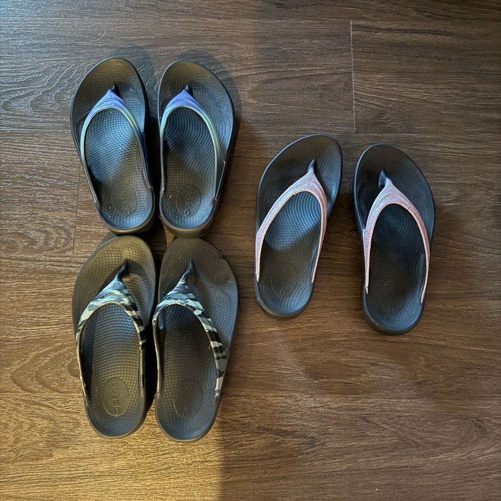 3 pairs Oofos Black Flip Flops with Colorful Straps size 6